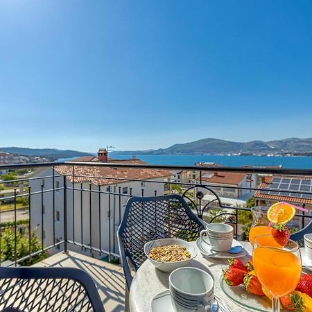 Island Resort Mihaela - Happy Rentals Трогир Екстериор снимка
