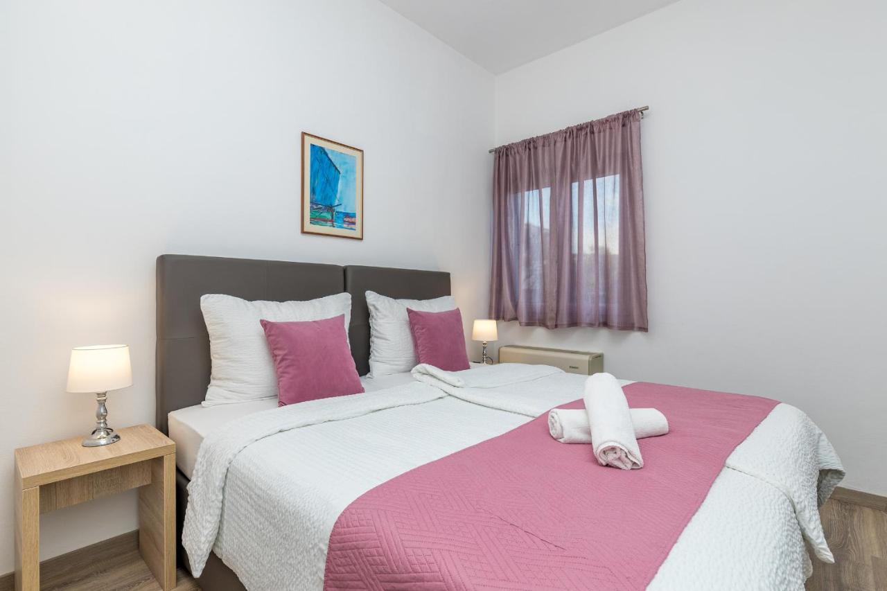 Island Resort Mihaela - Happy Rentals Трогир Екстериор снимка