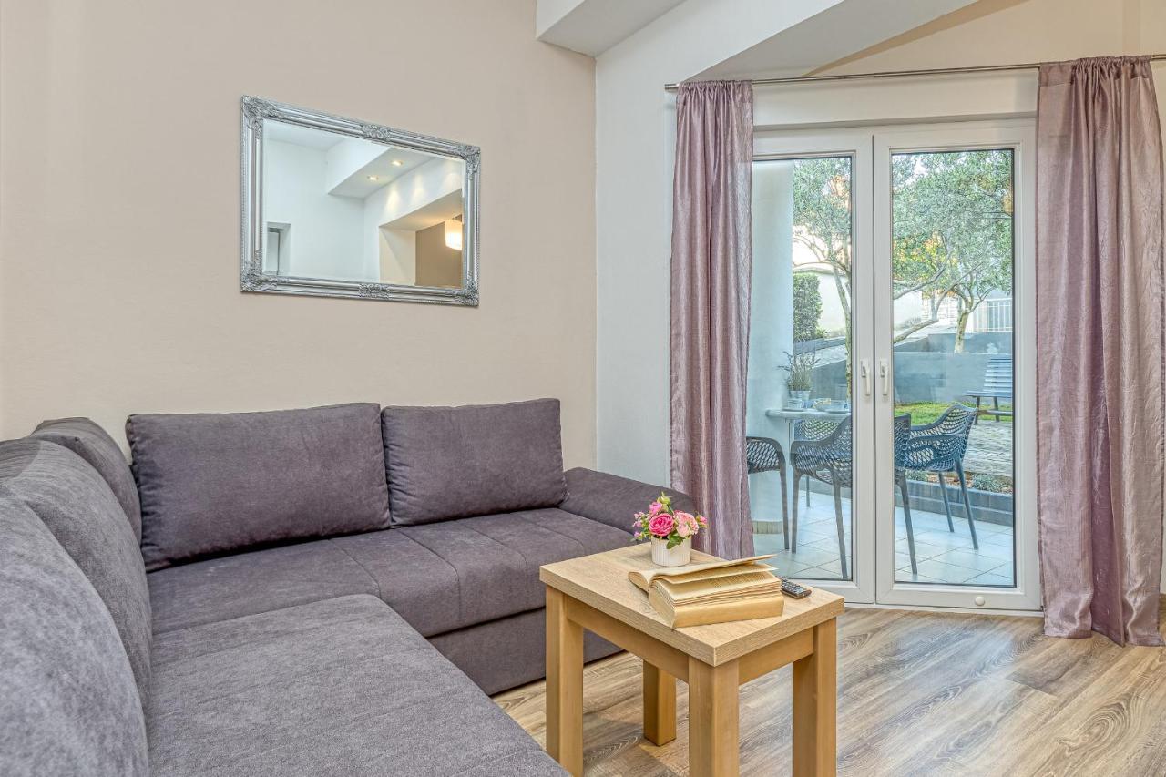 Island Resort Mihaela - Happy Rentals Трогир Екстериор снимка