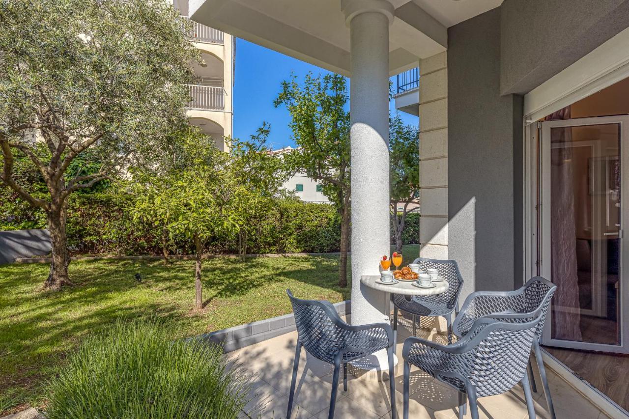 Island Resort Mihaela - Happy Rentals Трогир Екстериор снимка