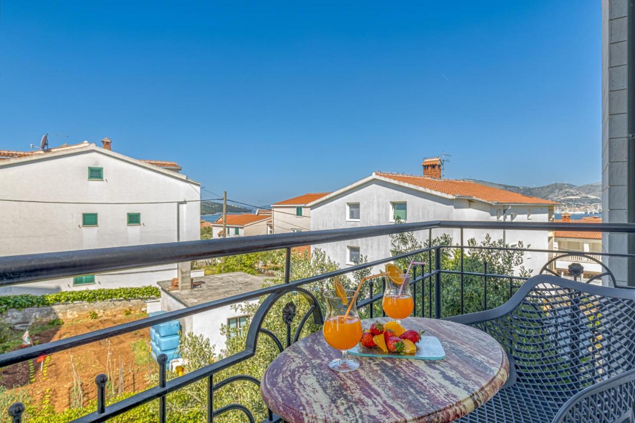 Island Resort Mihaela - Happy Rentals Трогир Екстериор снимка