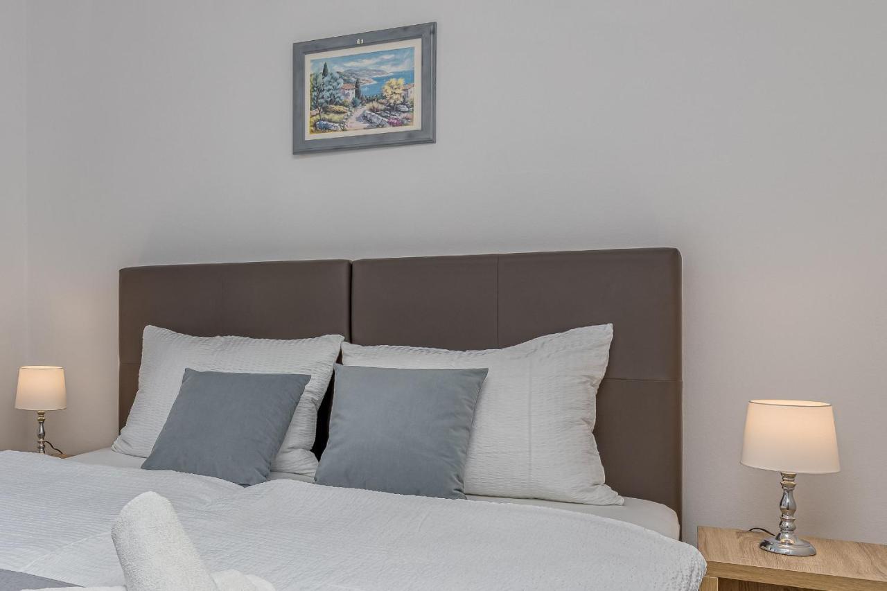 Island Resort Mihaela - Happy Rentals Трогир Екстериор снимка