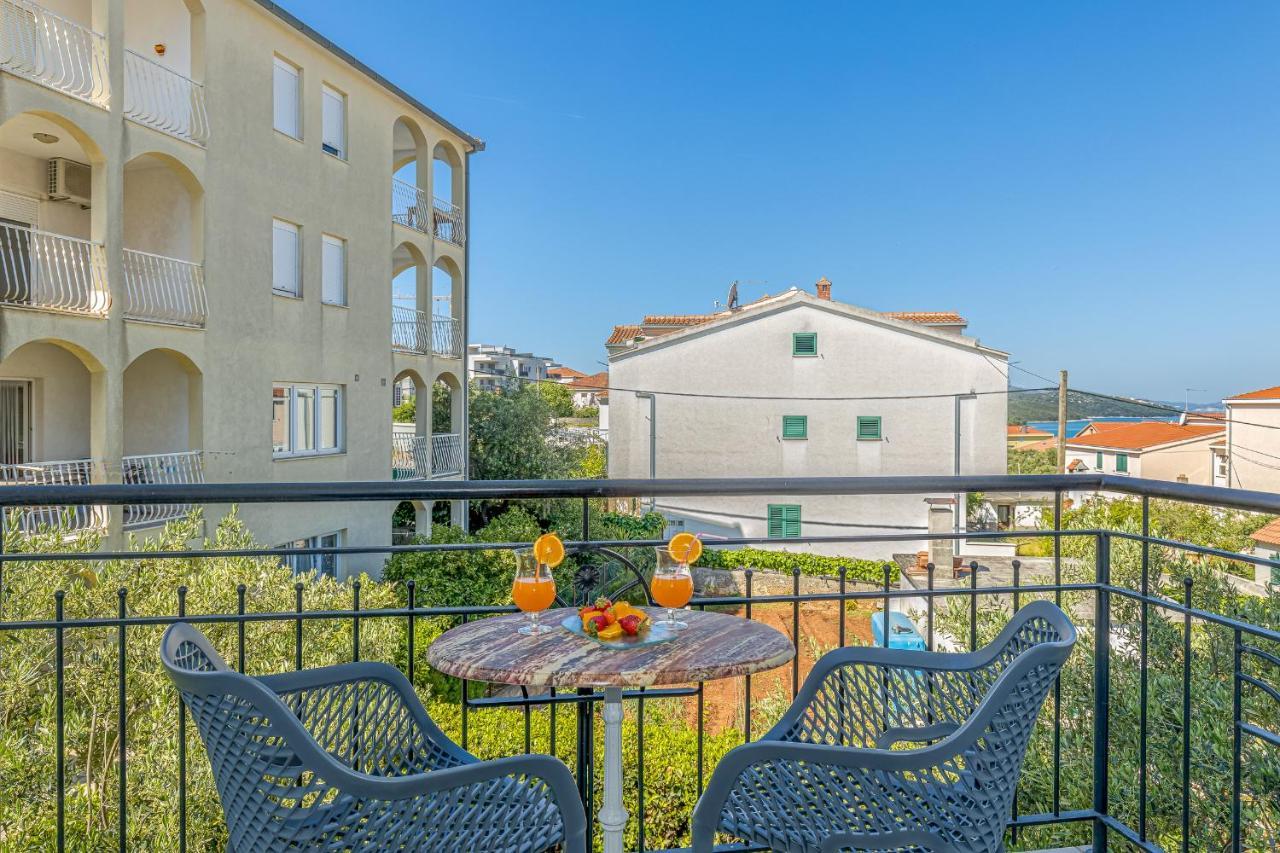 Island Resort Mihaela - Happy Rentals Трогир Екстериор снимка