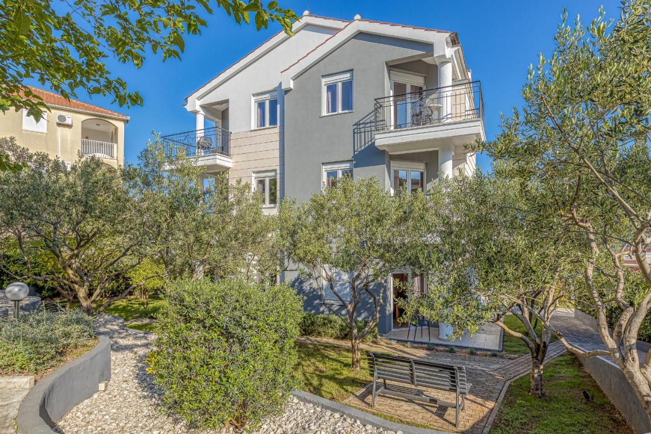 Island Resort Mihaela - Happy Rentals Трогир Екстериор снимка