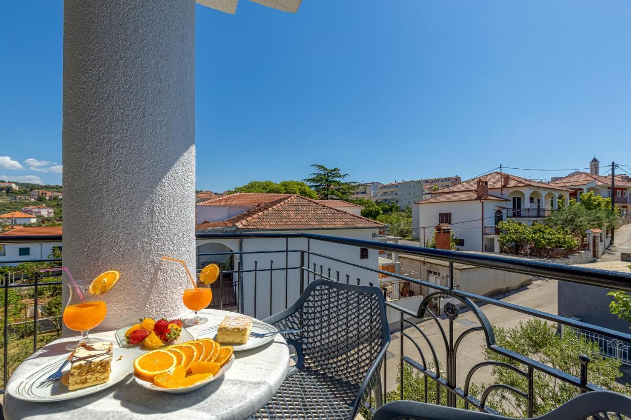 Island Resort Mihaela - Happy Rentals Трогир Екстериор снимка