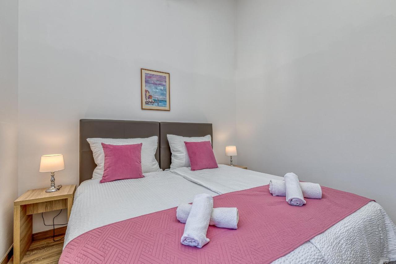 Island Resort Mihaela - Happy Rentals Трогир Екстериор снимка