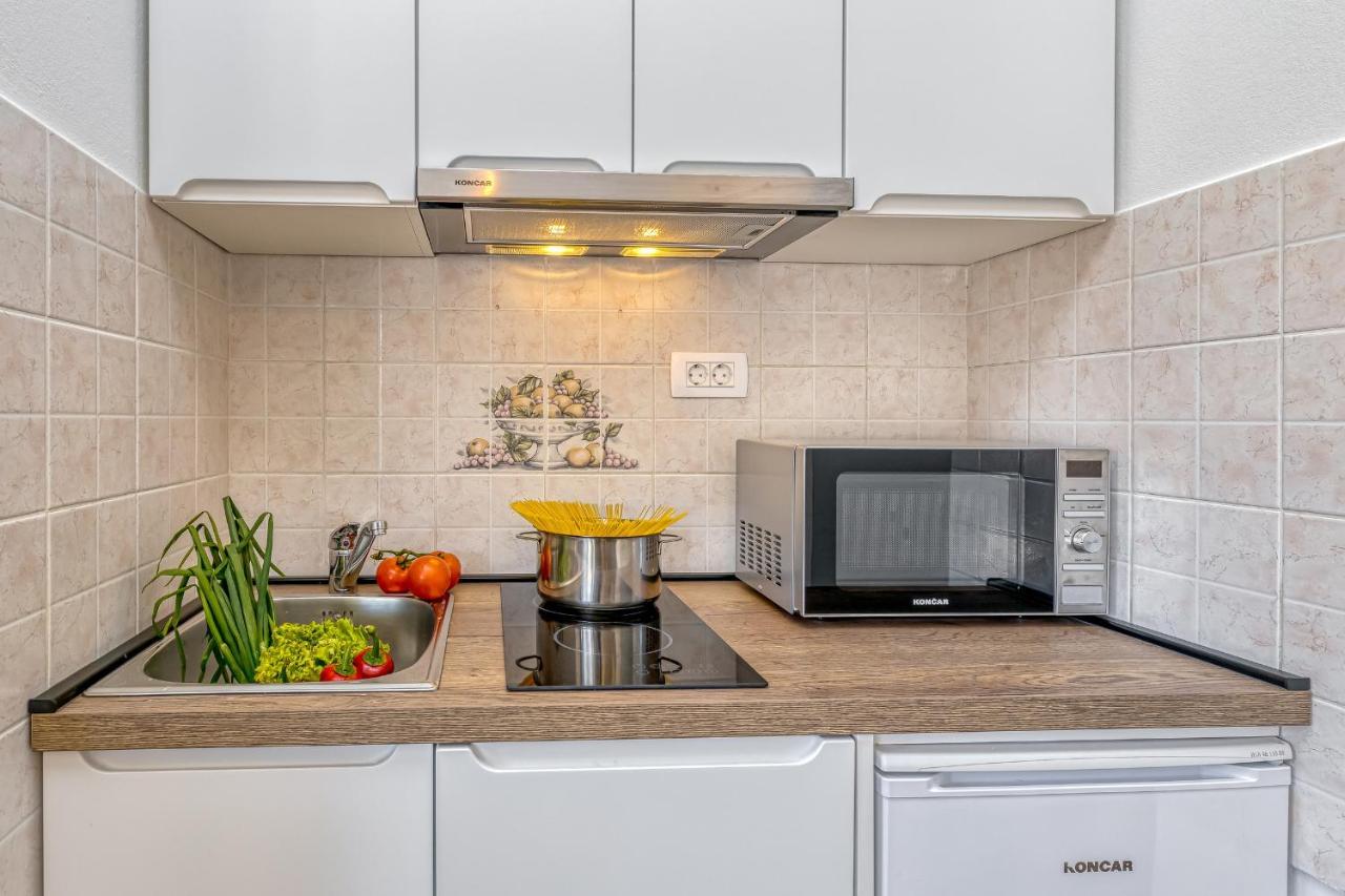 Island Resort Mihaela - Happy Rentals Трогир Екстериор снимка