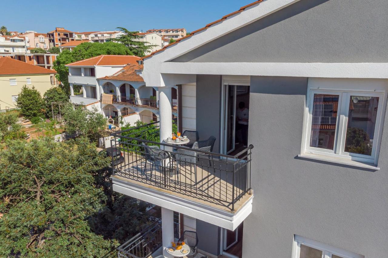 Island Resort Mihaela - Happy Rentals Трогир Екстериор снимка