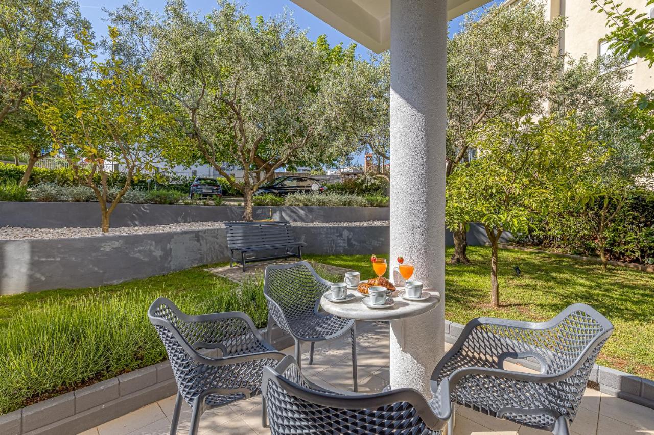 Island Resort Mihaela - Happy Rentals Трогир Екстериор снимка