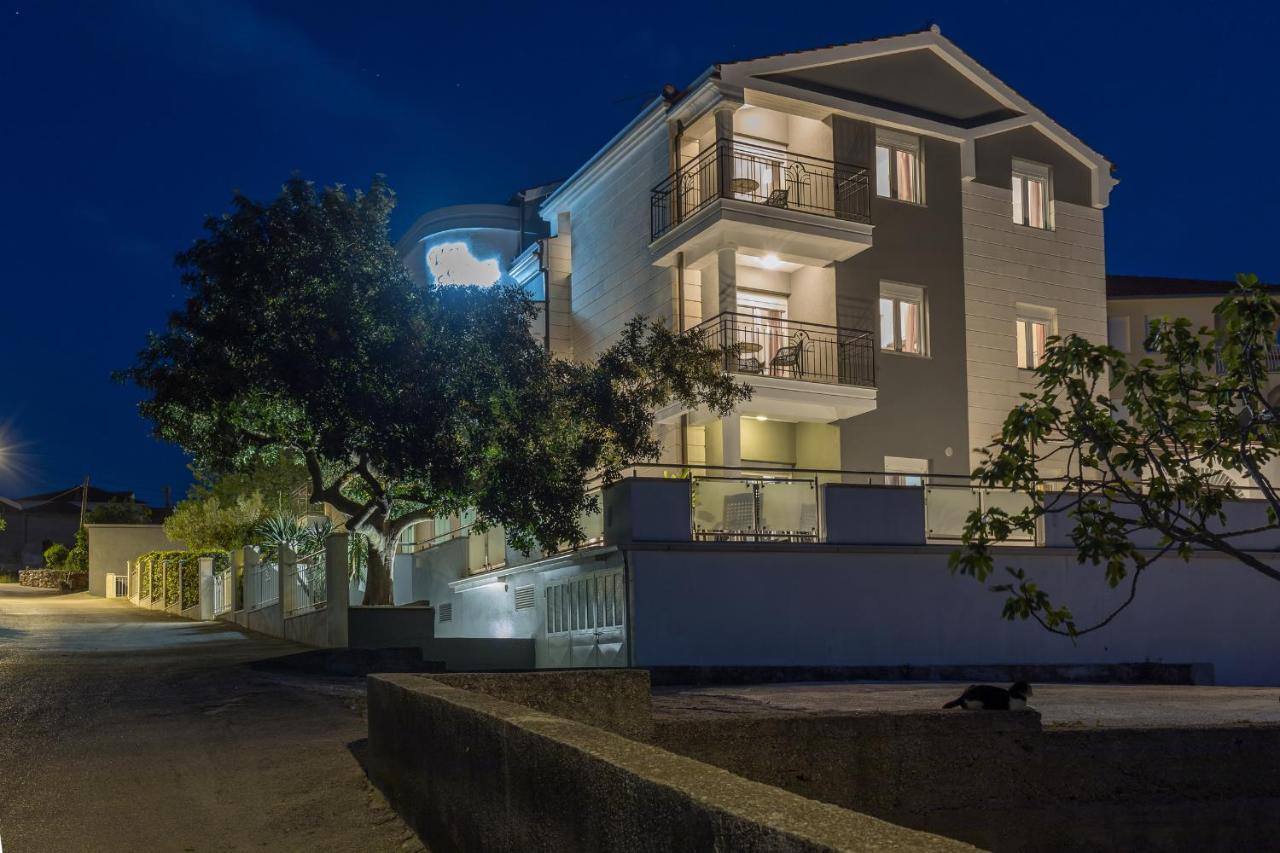Island Resort Mihaela - Happy Rentals Трогир Екстериор снимка