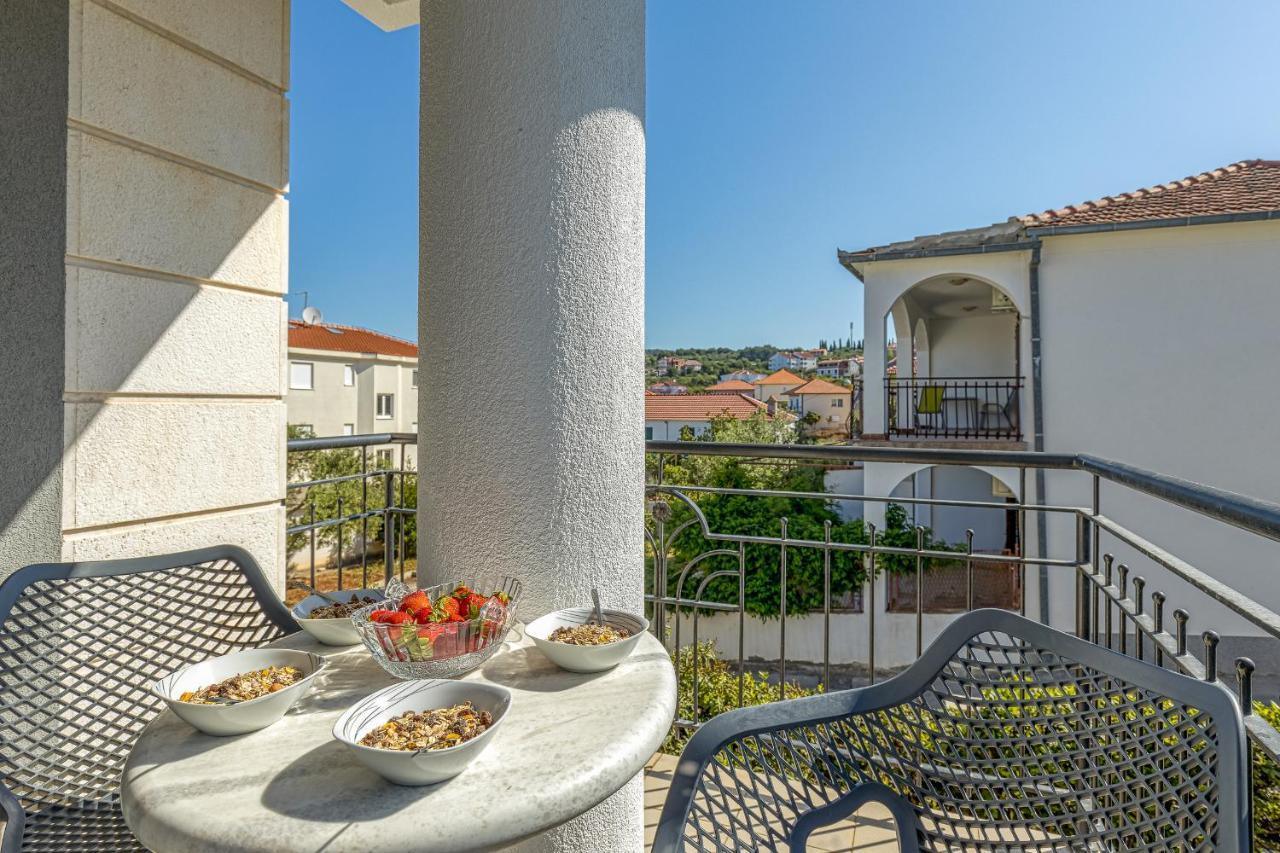 Island Resort Mihaela - Happy Rentals Трогир Екстериор снимка