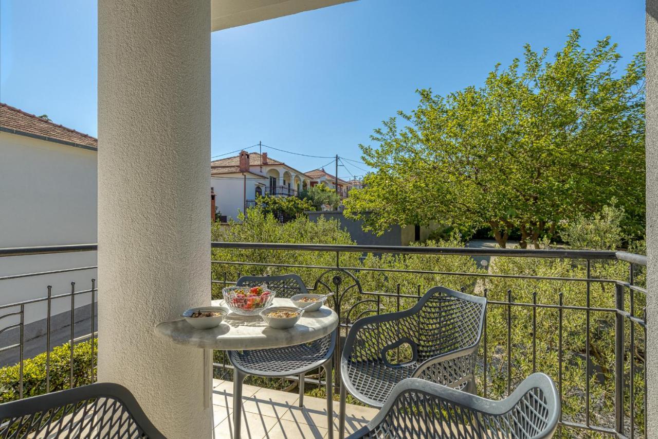 Island Resort Mihaela - Happy Rentals Трогир Екстериор снимка