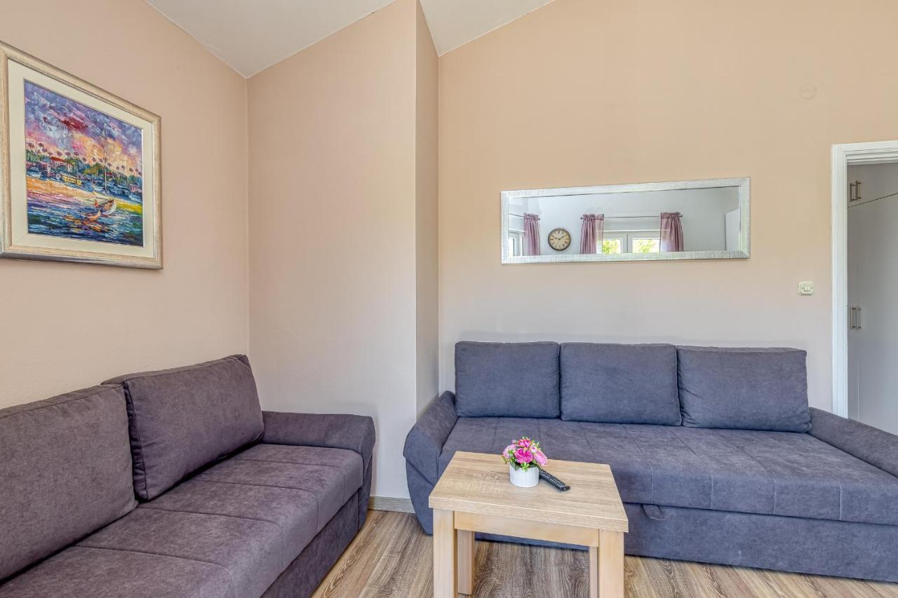 Island Resort Mihaela - Happy Rentals Трогир Екстериор снимка
