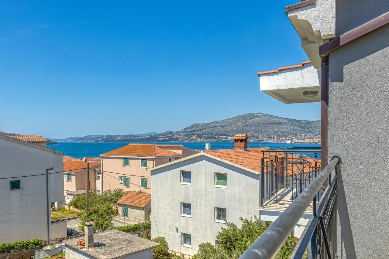Island Resort Mihaela - Happy Rentals Трогир Екстериор снимка