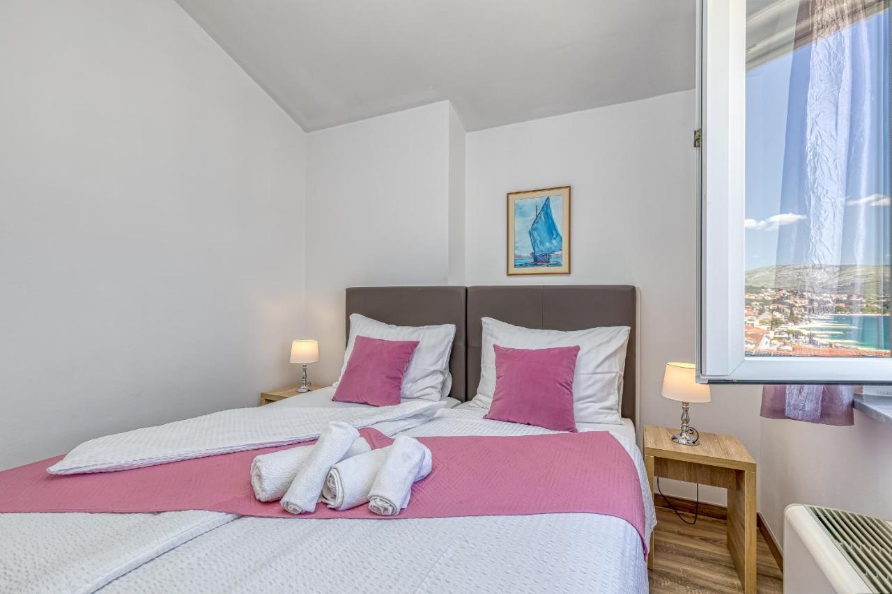 Island Resort Mihaela - Happy Rentals Трогир Екстериор снимка