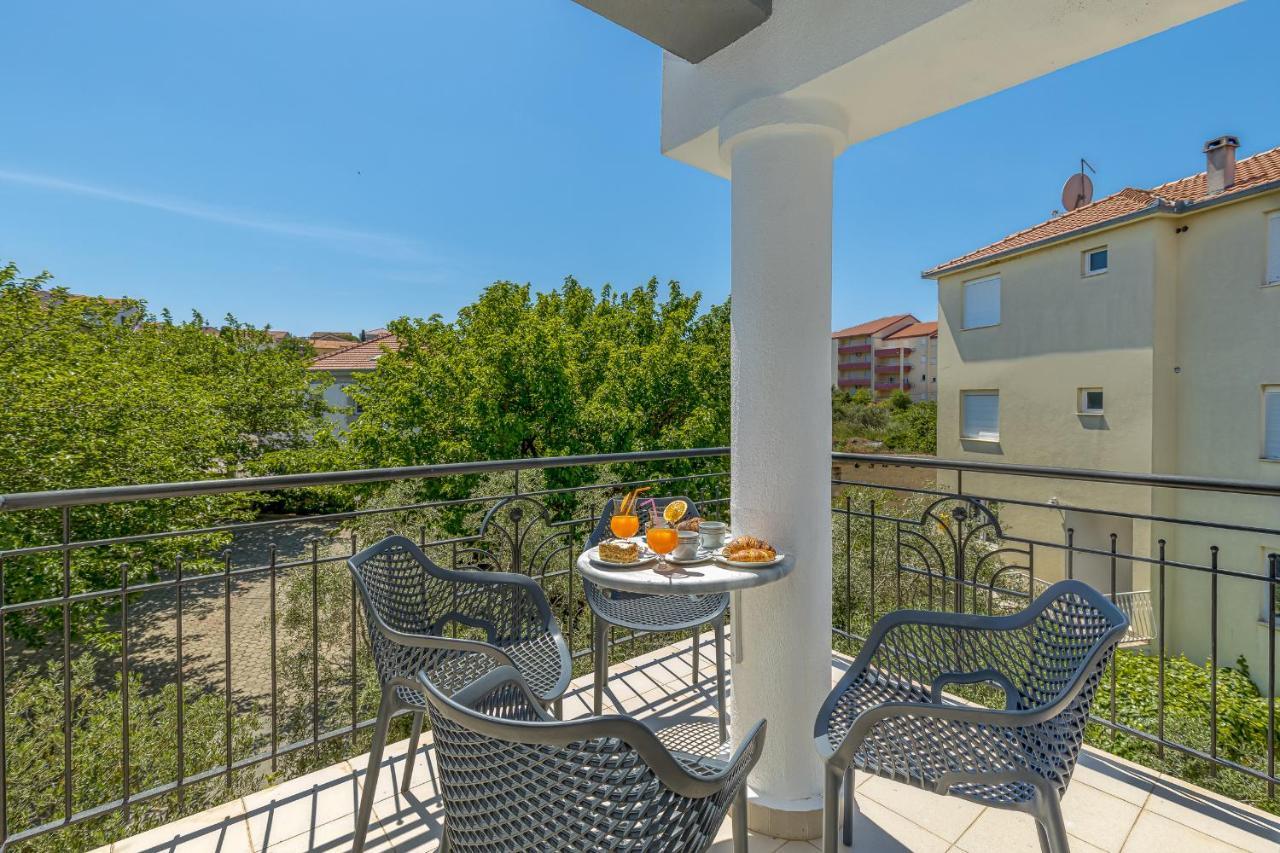 Island Resort Mihaela - Happy Rentals Трогир Екстериор снимка