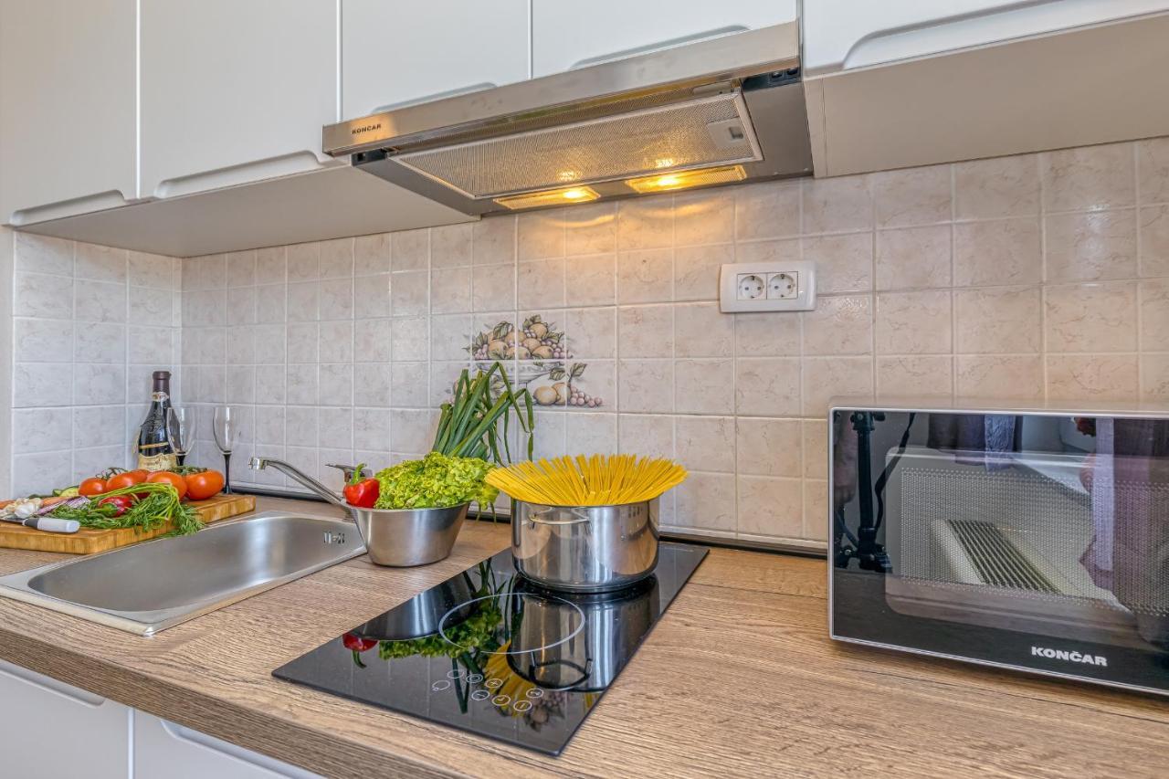 Island Resort Mihaela - Happy Rentals Трогир Екстериор снимка