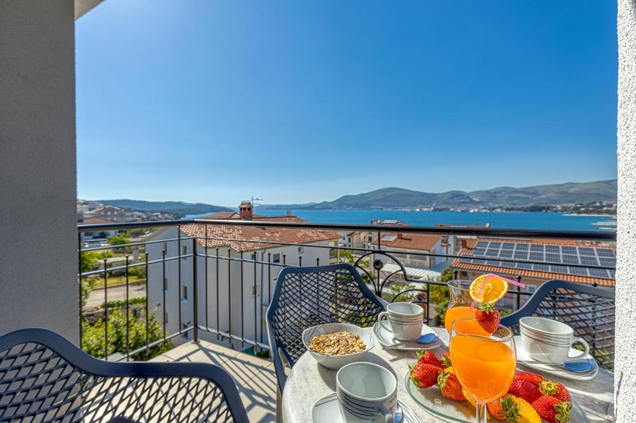 Island Resort Mihaela - Happy Rentals Трогир Екстериор снимка