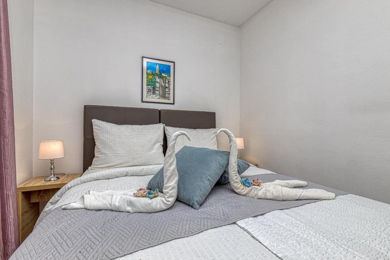 Island Resort Mihaela - Happy Rentals Трогир Екстериор снимка