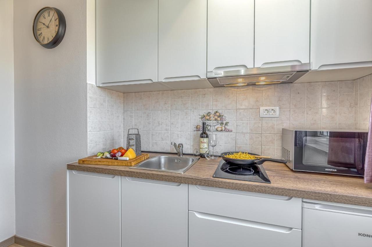 Island Resort Mihaela - Happy Rentals Трогир Екстериор снимка