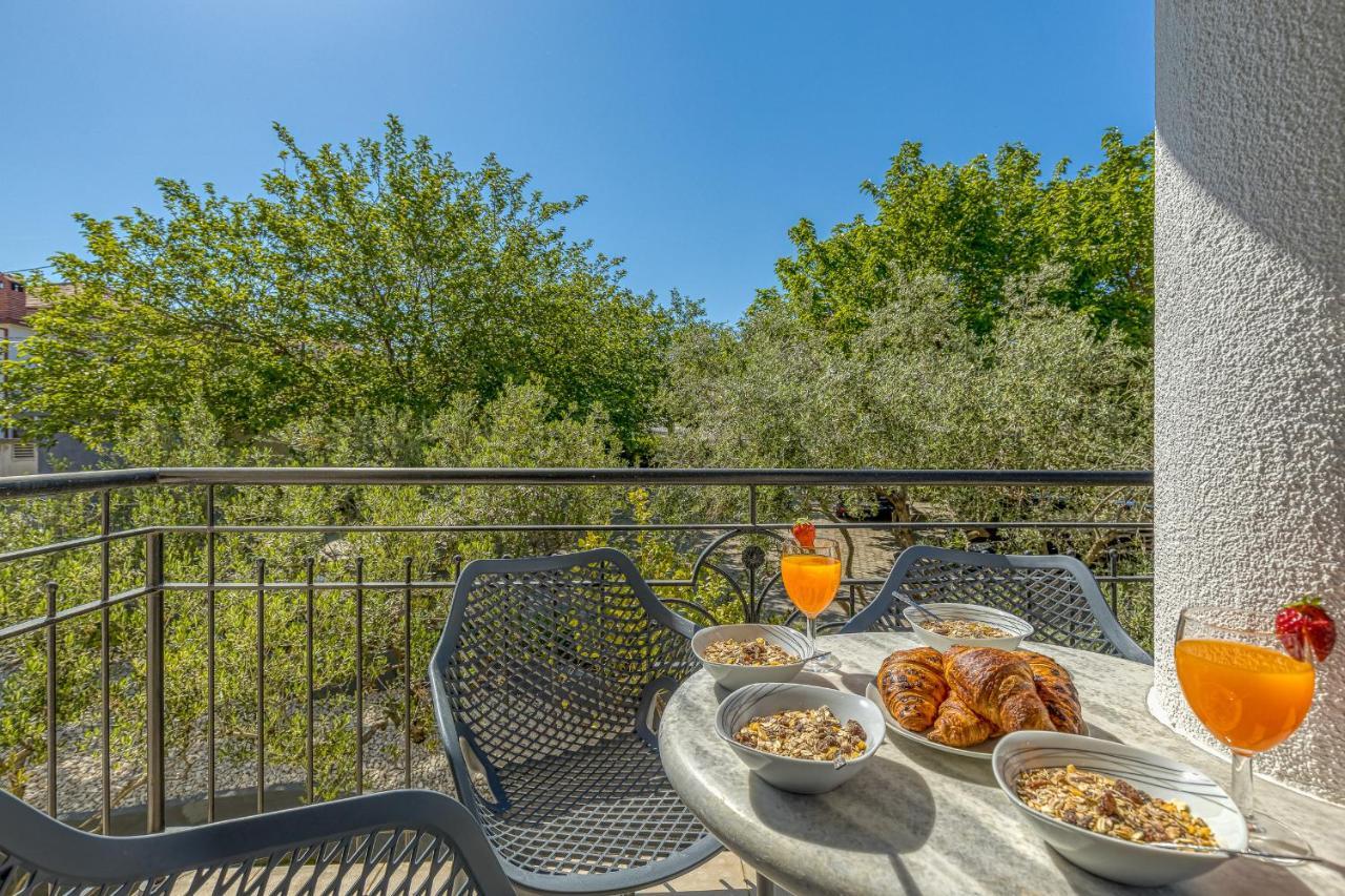 Island Resort Mihaela - Happy Rentals Трогир Екстериор снимка