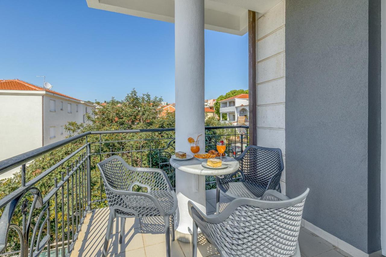 Island Resort Mihaela - Happy Rentals Трогир Екстериор снимка