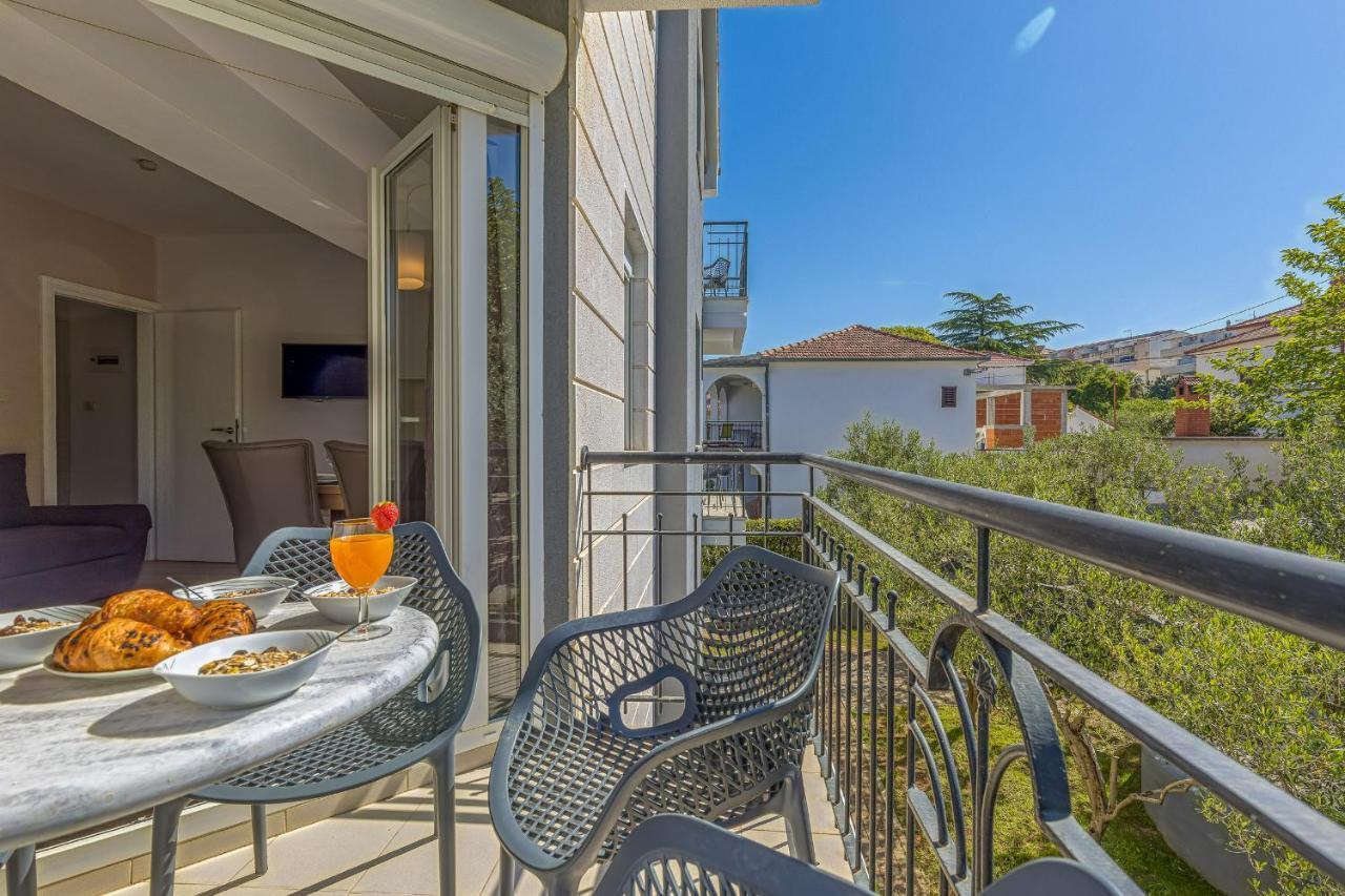 Island Resort Mihaela - Happy Rentals Трогир Екстериор снимка