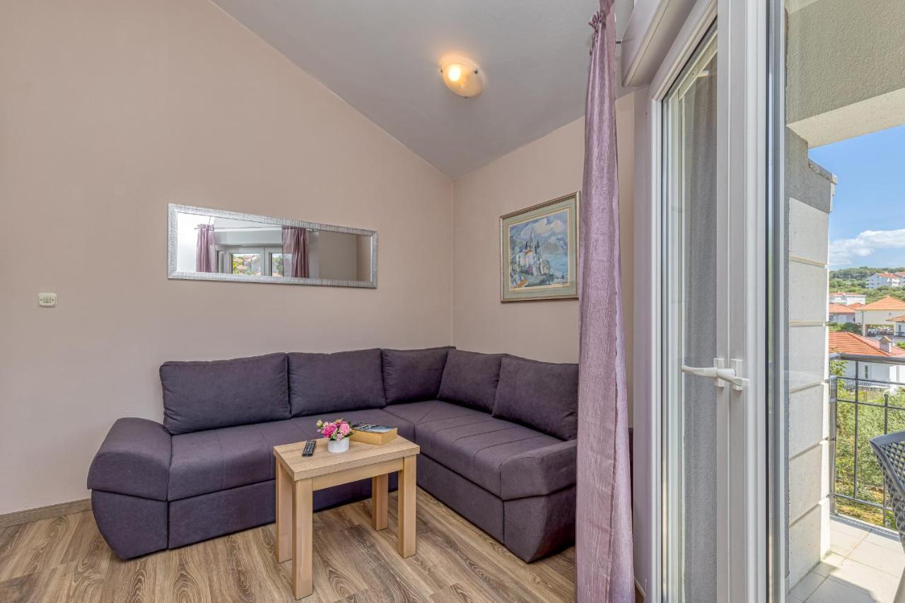 Island Resort Mihaela - Happy Rentals Трогир Екстериор снимка