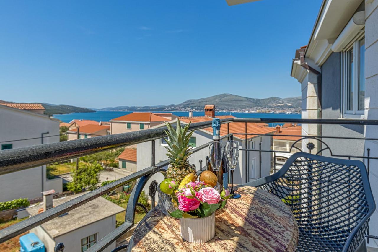 Island Resort Mihaela - Happy Rentals Трогир Екстериор снимка