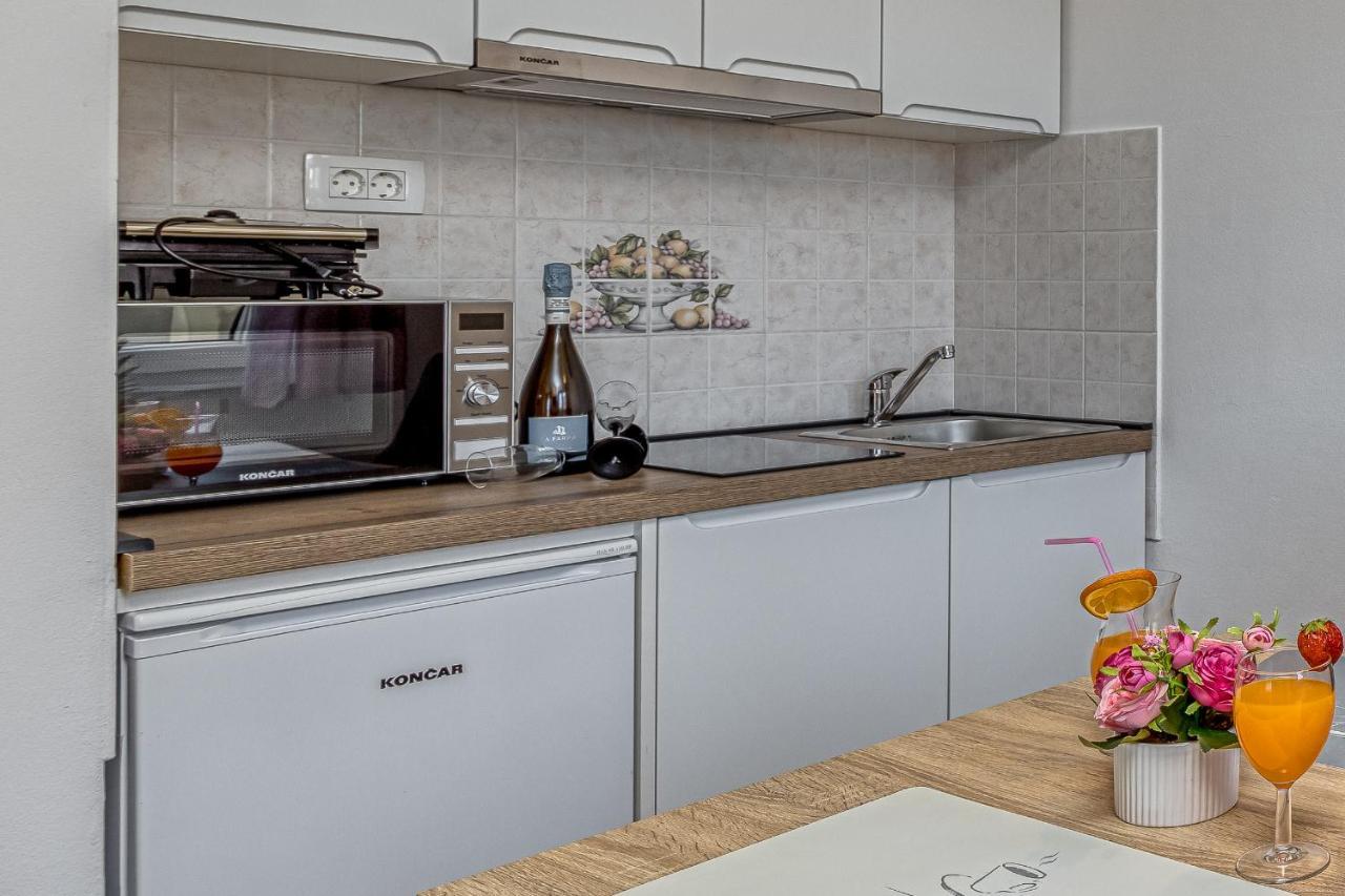 Island Resort Mihaela - Happy Rentals Трогир Екстериор снимка