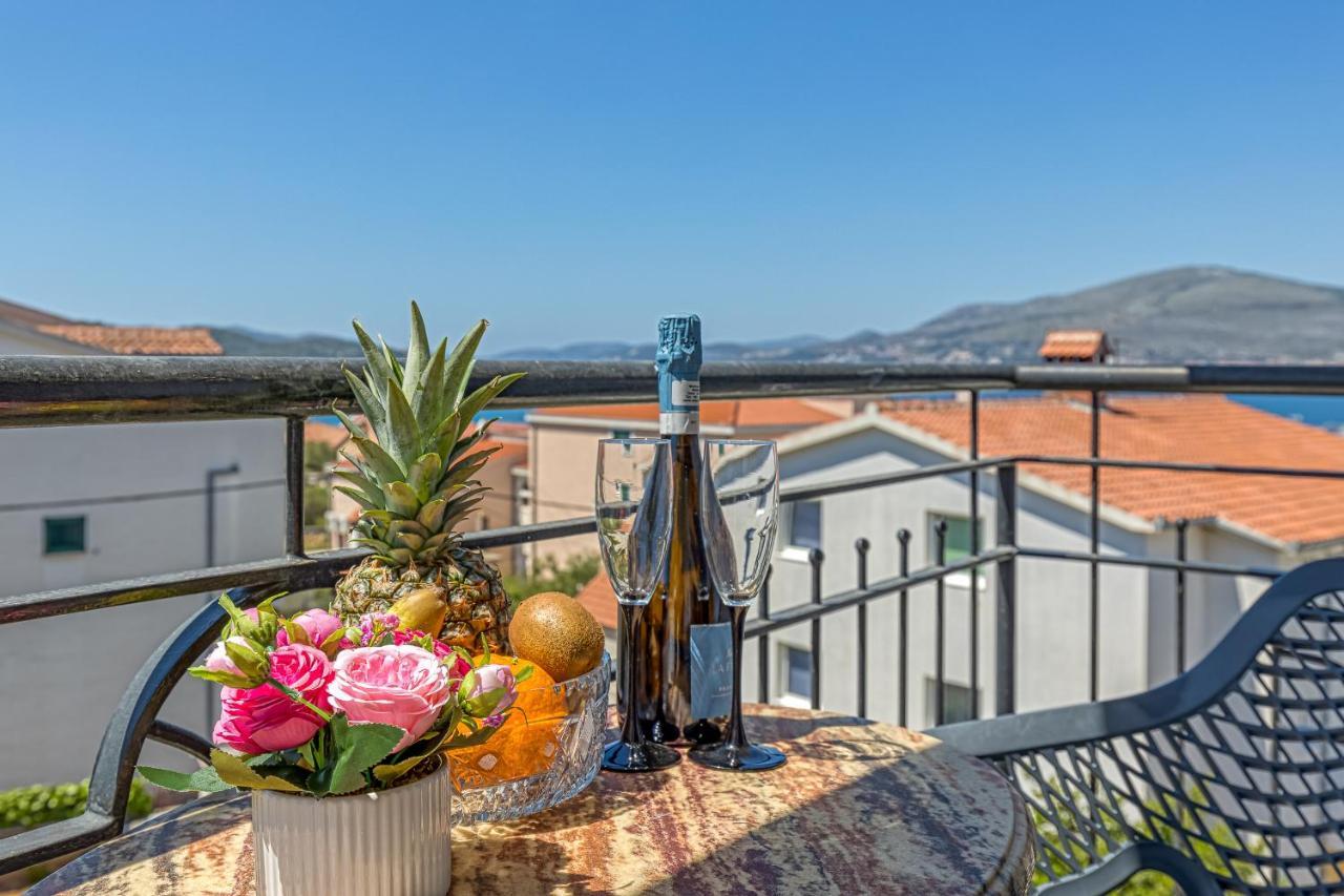 Island Resort Mihaela - Happy Rentals Трогир Екстериор снимка