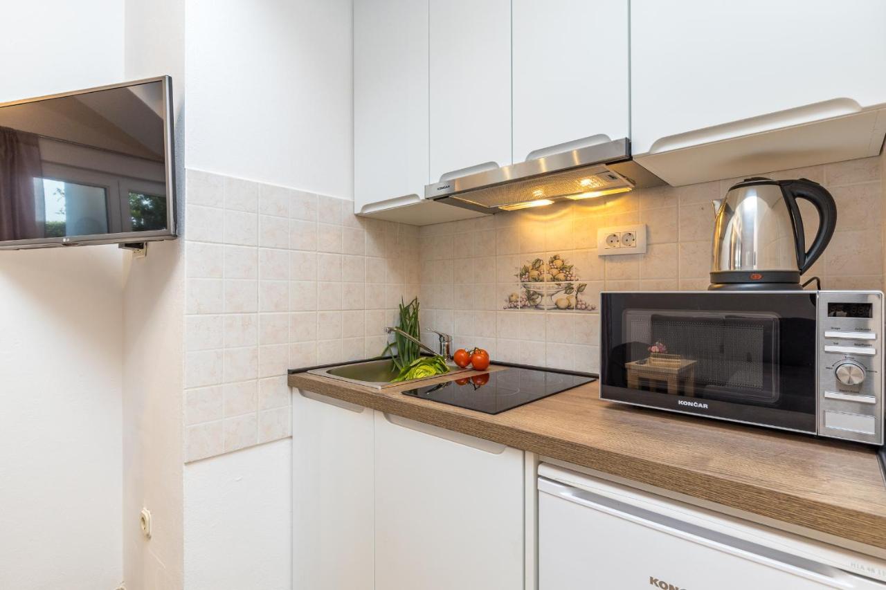 Island Resort Mihaela - Happy Rentals Трогир Екстериор снимка