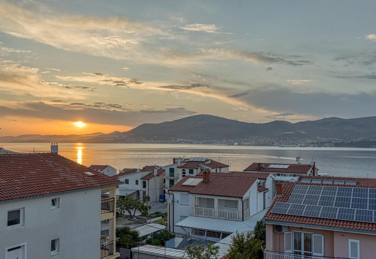 Island Resort Mihaela - Happy Rentals Трогир Екстериор снимка